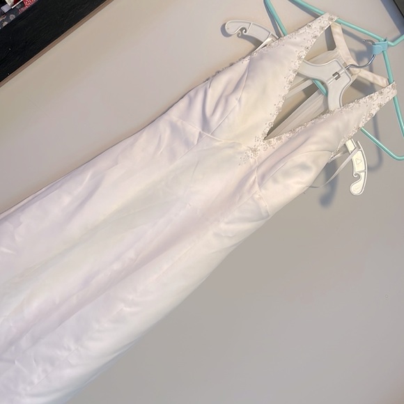 Trumpet Style Size 10 wedding dress never worn. - Picture 1 of 5
